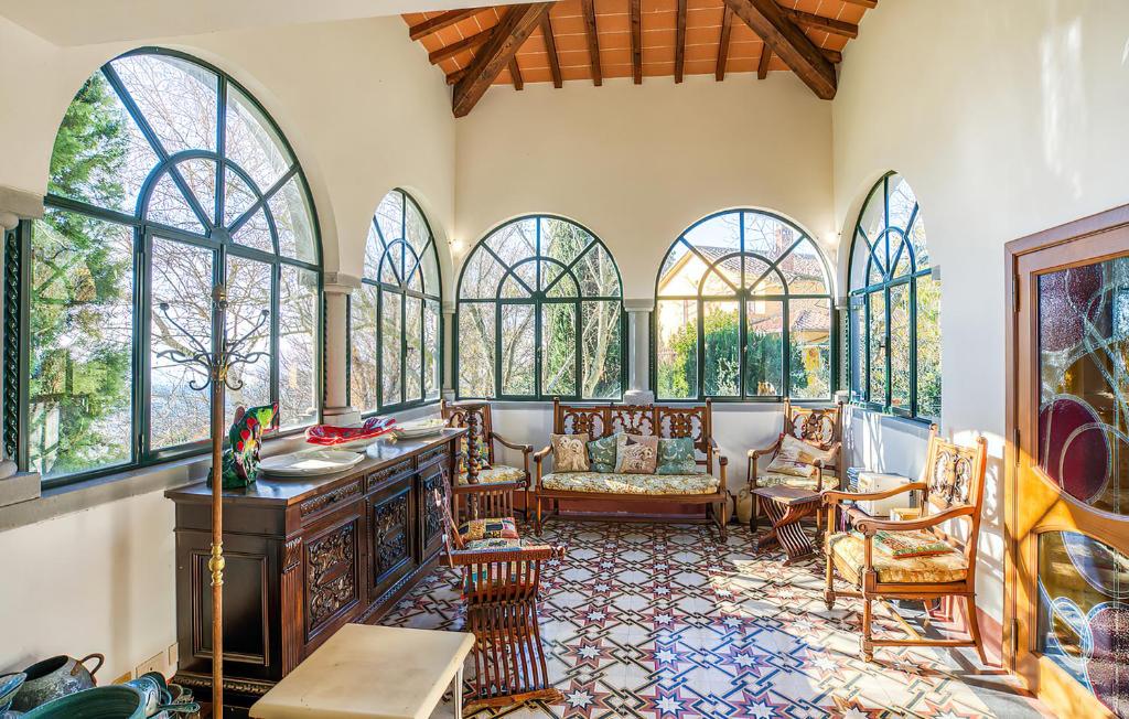 - un salon doté de meubles et de fenêtres dans l'établissement Tuscany Villa Gorello. Villa in Toscana. Jacuzzi con tetto in cristallo,piscina, à Arezzo