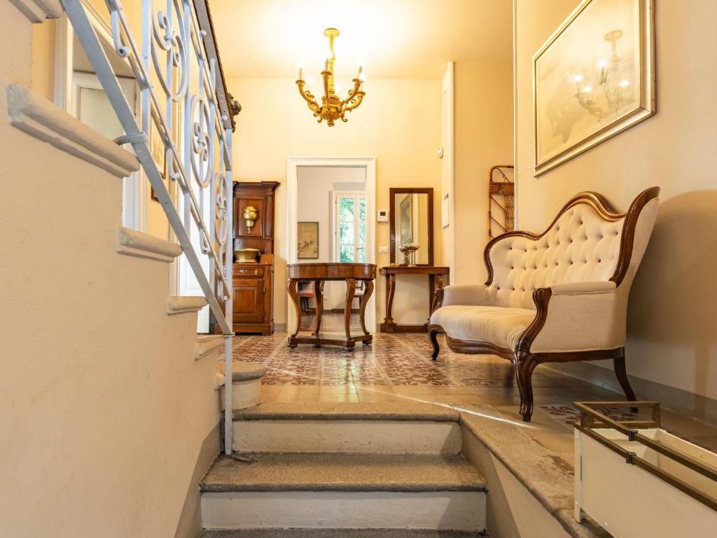 un salon avec un escalier et un lustre dans l'établissement Villa Eugenia by Interhome, à Dervio