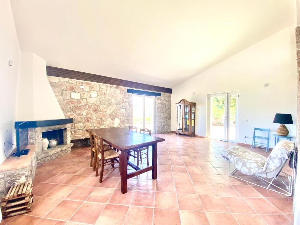 un salon avec une table et une cheminée dans l'établissement Villa Gisella, à San Marco dʼAlunzio