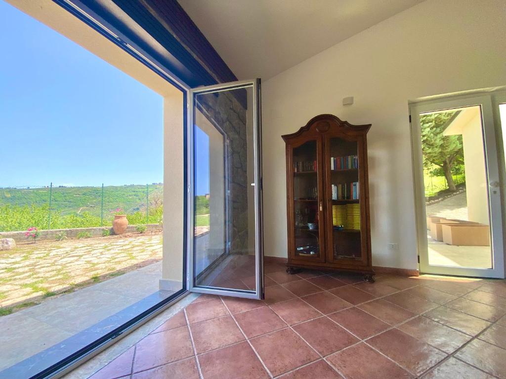 une chambre avec des portes coulissantes en verre et une étagère à livres dans l'établissement Villa Gisella, à San Marco dʼAlunzio