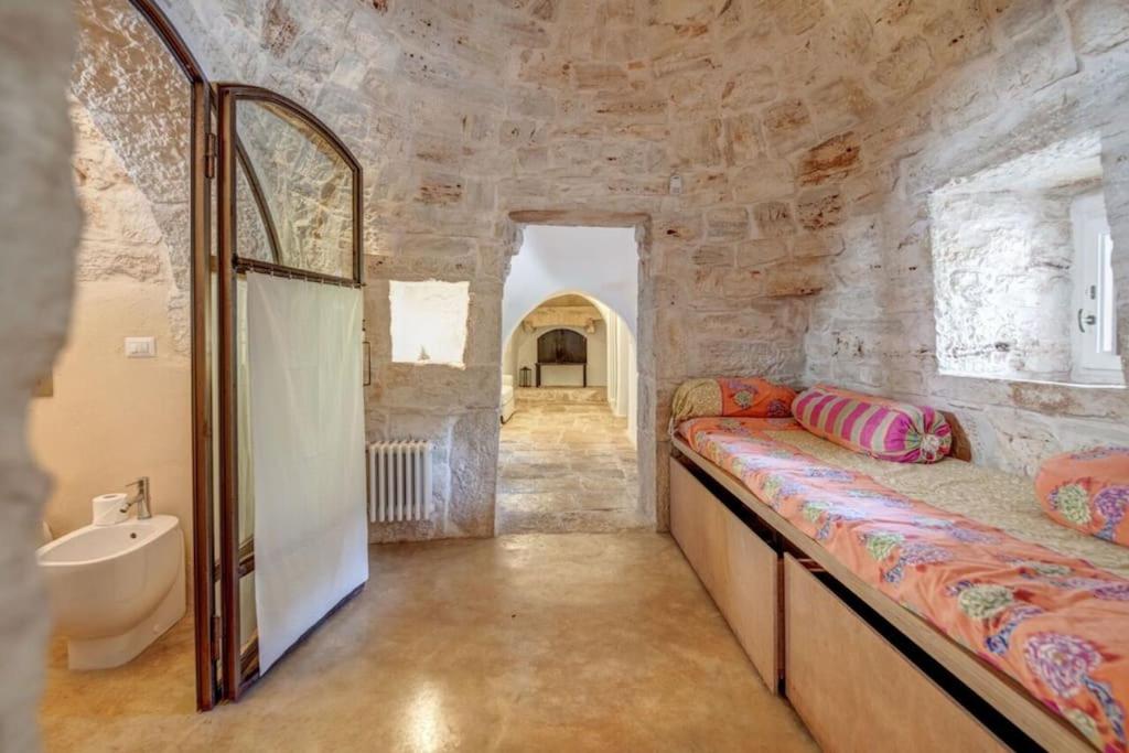 une salle de bain avec un lavabo, des toilettes et une baignoire dans l'établissement Trullo Cristiana, à Latiano