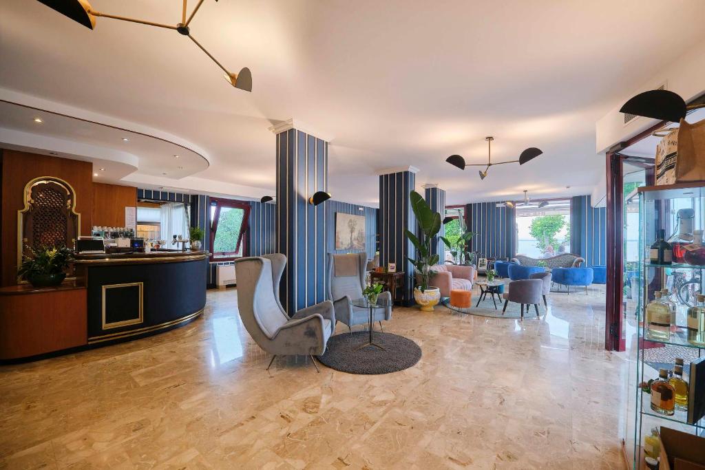 un grand salon avec des chaises et une table dans l'établissement Kriss Internazionale Hotel, à Bardolino