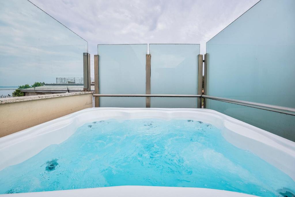 d'une baignoire sur le balcon avec vue. dans l'établissement Kriss Internazionale Hotel, à Bardolino