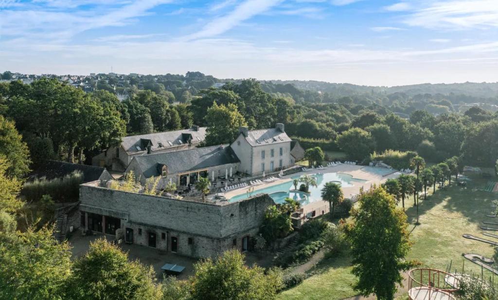- une vue aérienne sur un domaine avec une grande maison dans l'établissement Glamping Bretagne, à Quimper