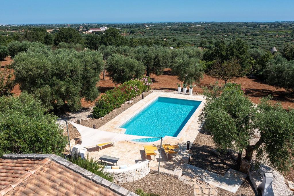 - une vue aérienne sur la piscine dans une villa dans l'établissement Trullo Fantastico, à Castellana Grotte