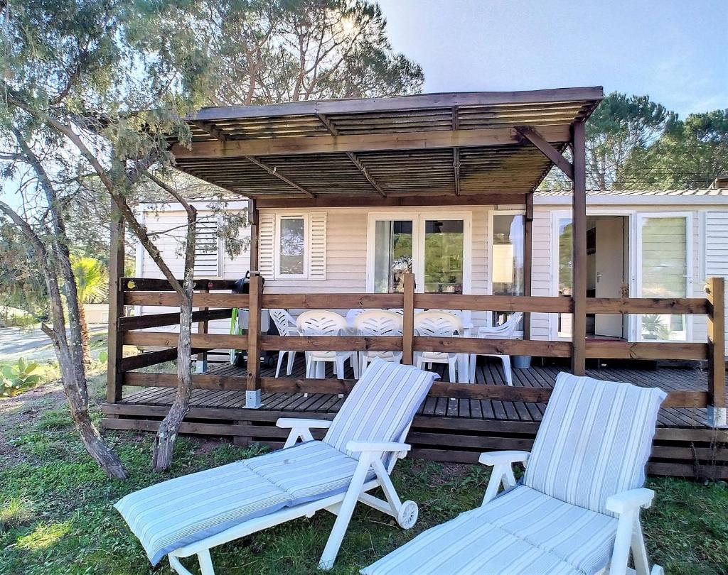 - deux chaises sur une terrasse avec un kiosque dans l'établissement Mobil Home 6/8 Places vue dégagée, au Muy
