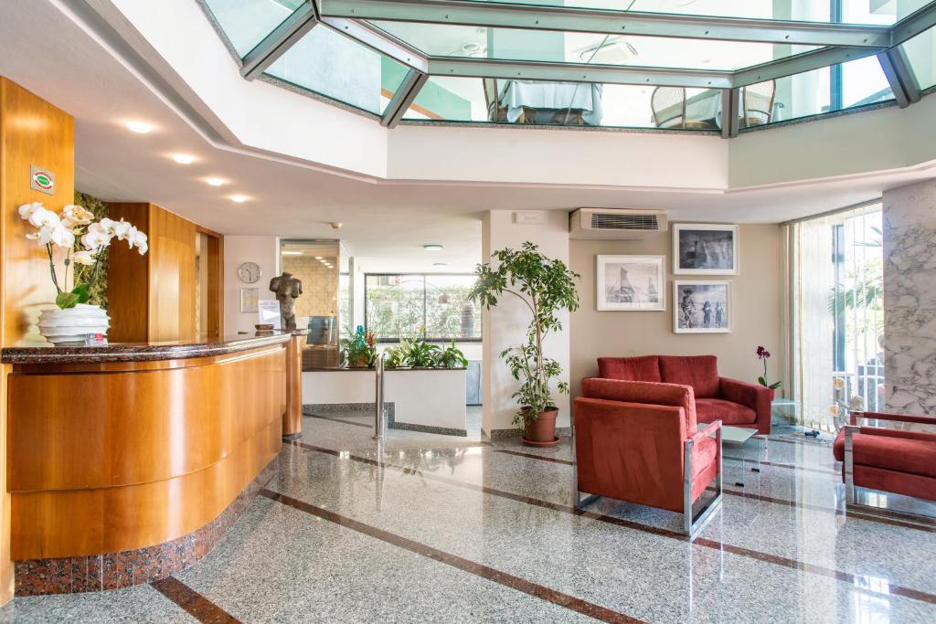 - un hall avec un bar et des chaises rouges dans l'établissement Hotel Colorado Cesenatico, à Cesenatico 114 autres photos