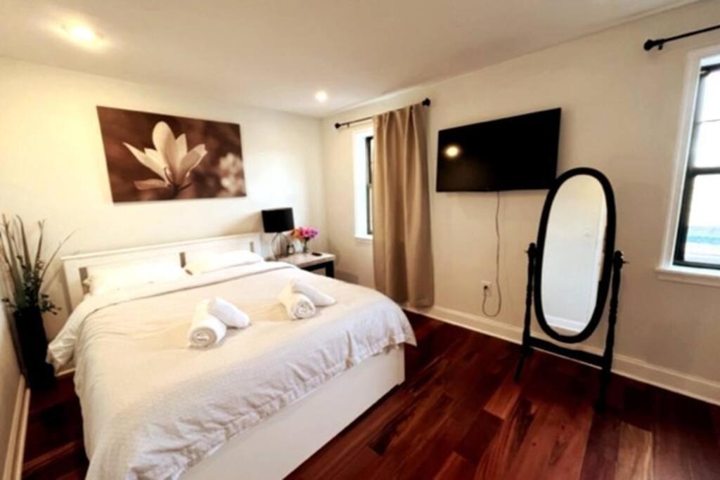 Modern Cozy Unit Near Geno's & Pat's Image