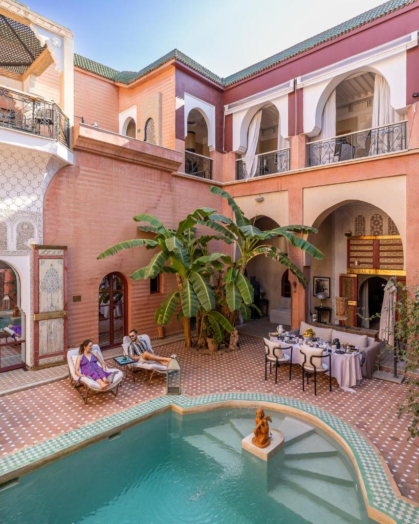 une cour d'une maison avec une piscine dans l'établissement Indian Palace, à Marrakech