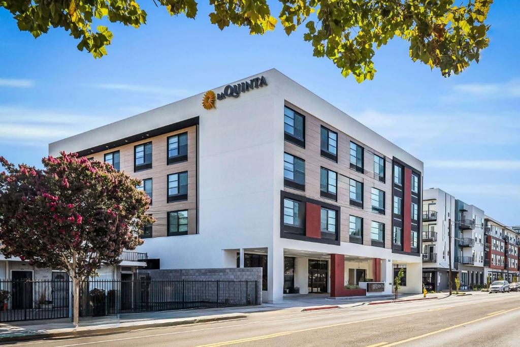 La Quinta Inn & Suites by Wyndham San Jose Silicon Valley Image