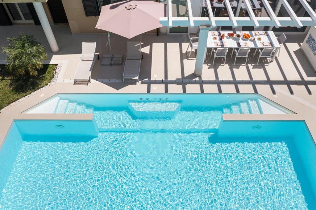 - une vue sur la piscine avec un parasol dans l'établissement Villa Giutitta, à Taormine 49 autres photos