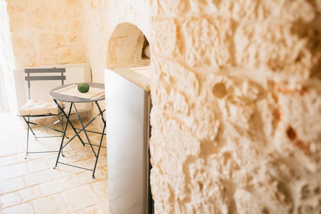 une cuisine avec une table et une chaise dans une pièce dans l'établissement Borgo Chiancarosa, à Putignano