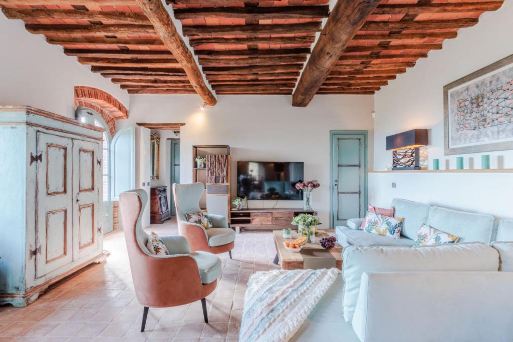 un salon avec un canapé et une table dans l'établissement Villa Alice, panoramic stone farmhouse to sleep 10, à Lucques