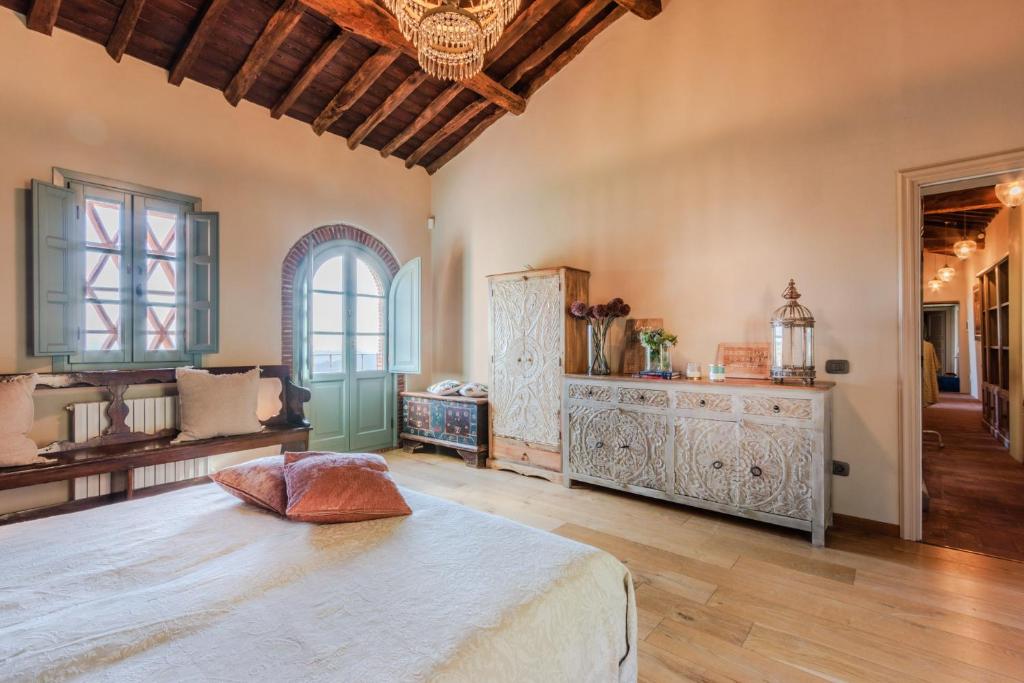 Cette grande chambre comprend un lit et une table. dans l'établissement Villa Alice, panoramic stone farmhouse to sleep 10, à Lucques 75 autres photos