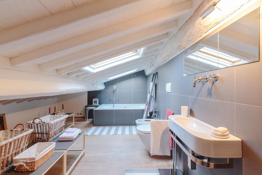 une salle de bain avec une baignoire, des toilettes et un lavabo dans l'établissement Villa Label, when creativity meets style in endless romanticism, à Corsanico-Bargecchia