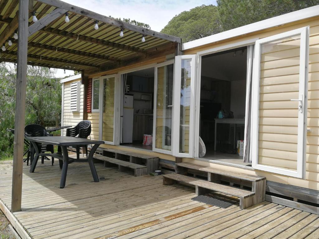 un patio avec une table et des chaises sur une terrasse dans l'établissement MOBILOCAMP, au Muy