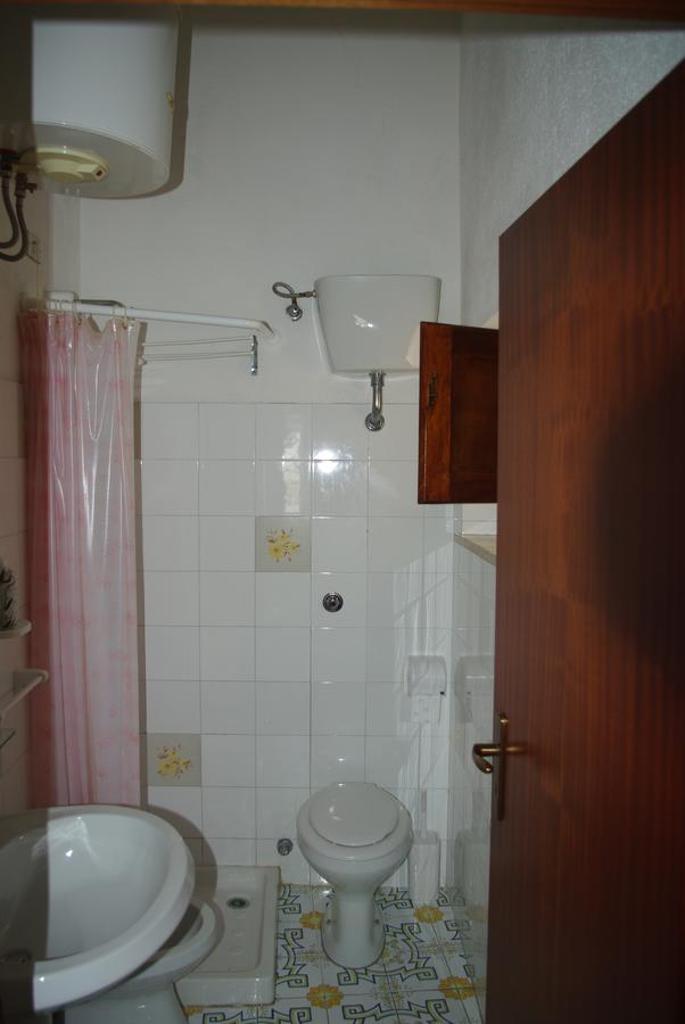 une petite salle de bain avec toilettes et lavabo dans l'établissement Le Due Lanterne, à Aieta 126 autres photos
