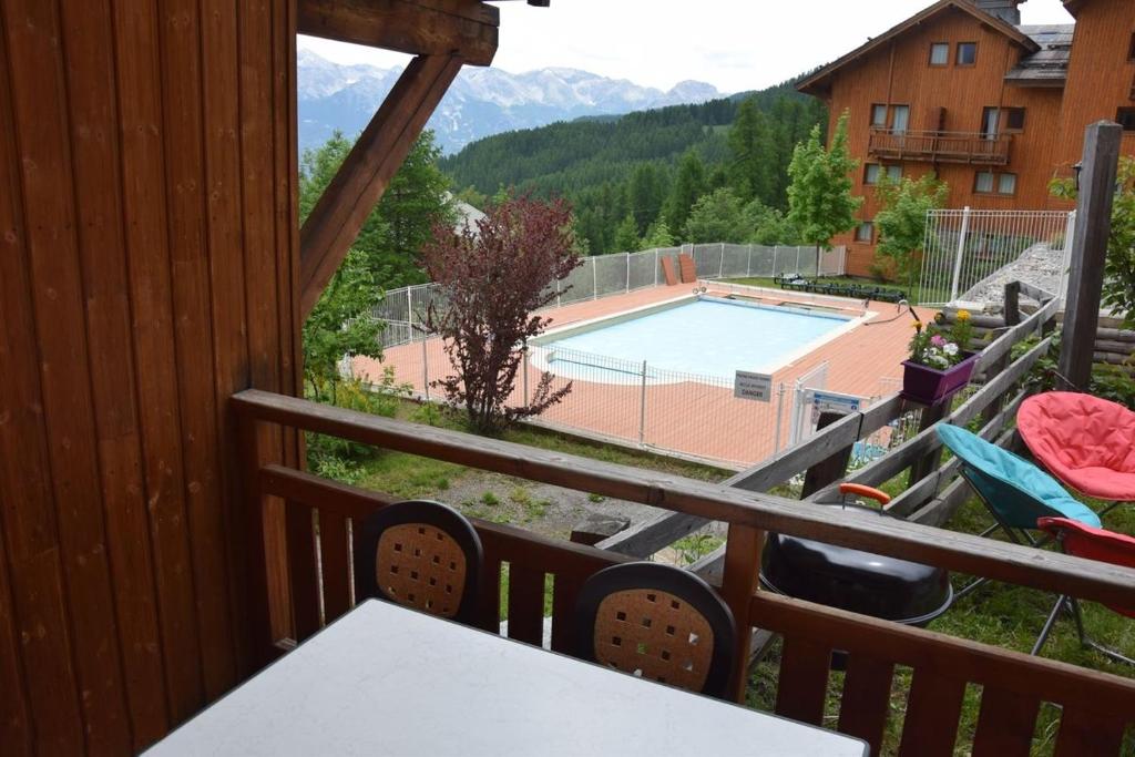 - une vue sur la piscine depuis le balcon d'une maison dans l'établissement LES PETITS ETERLOUS Appartement T3 36m2 à Puy St Vincent 1800 Alpes du sud 6 personnes parking privé couvert, à Puy-Saint-Vincent