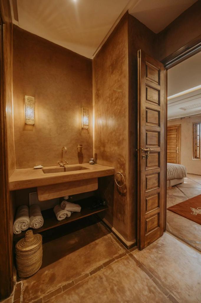 une salle de bain avec un lavabo et un miroir dans l'établissement Riad 64 Maison D'hôtes & Spa, à Marrakech