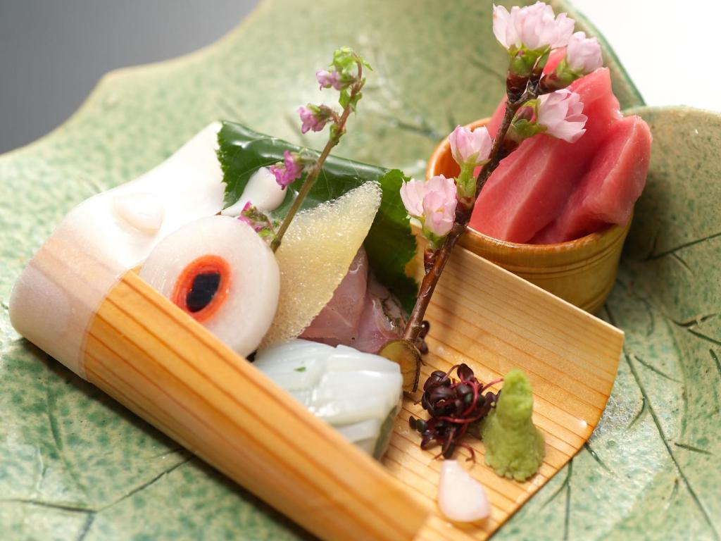 une assiette de sushi et d'autres aliments sur une table dans l'établissement Musashino Bekkan, à Hakone