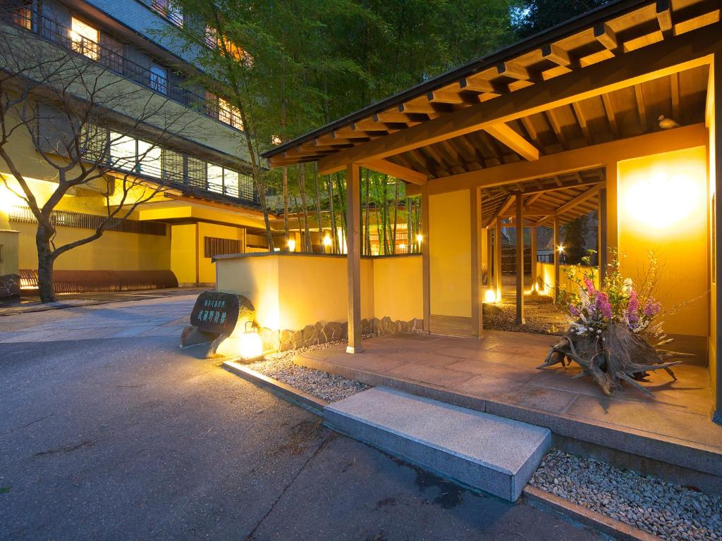 un bâtiment avec une véranda éclairée dans l'établissement Musashino Bekkan, à Hakone