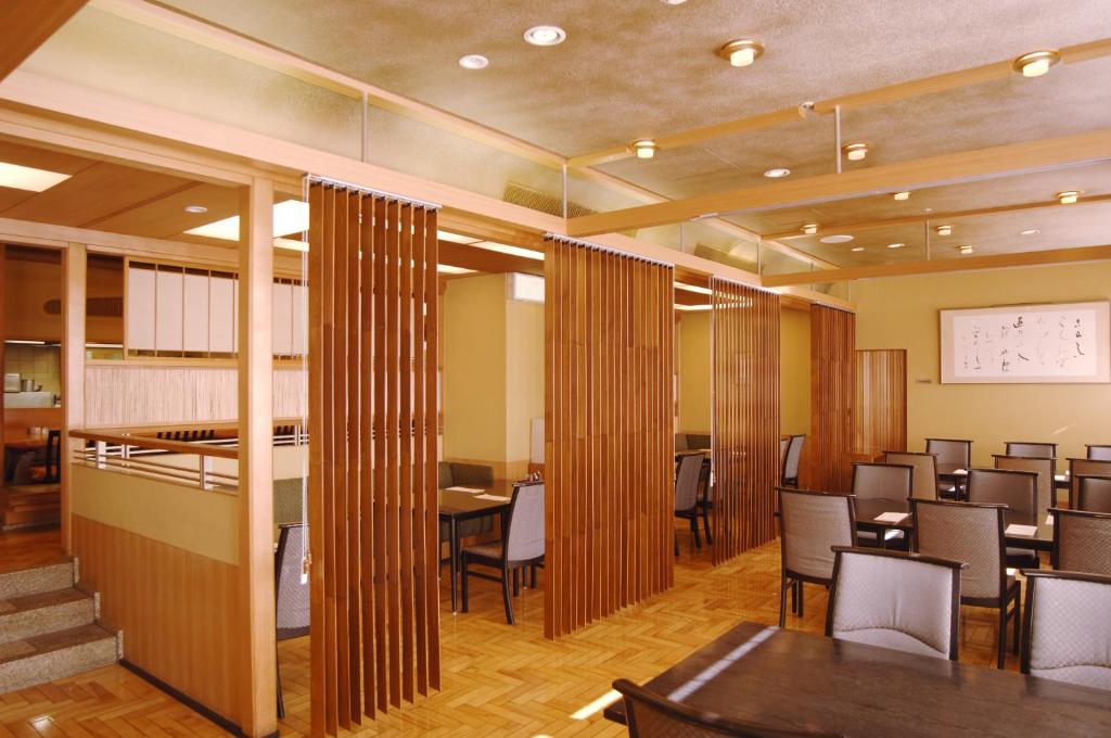 une salle à manger avec tables et chaises dans l'établissement Jyoseikan, à Kōchi