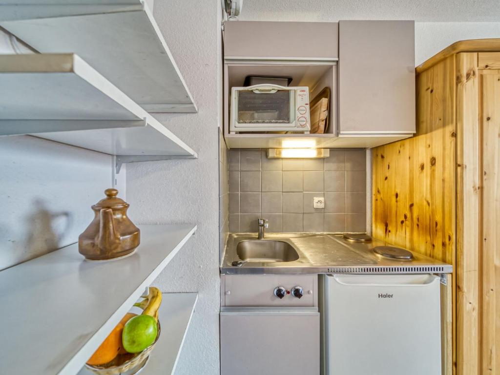 une petite cuisine avec un évier et un micro-ondes dans l'établissement Apartment Vanoise 172 by Interhome, à Val Thorens 19 autres photos