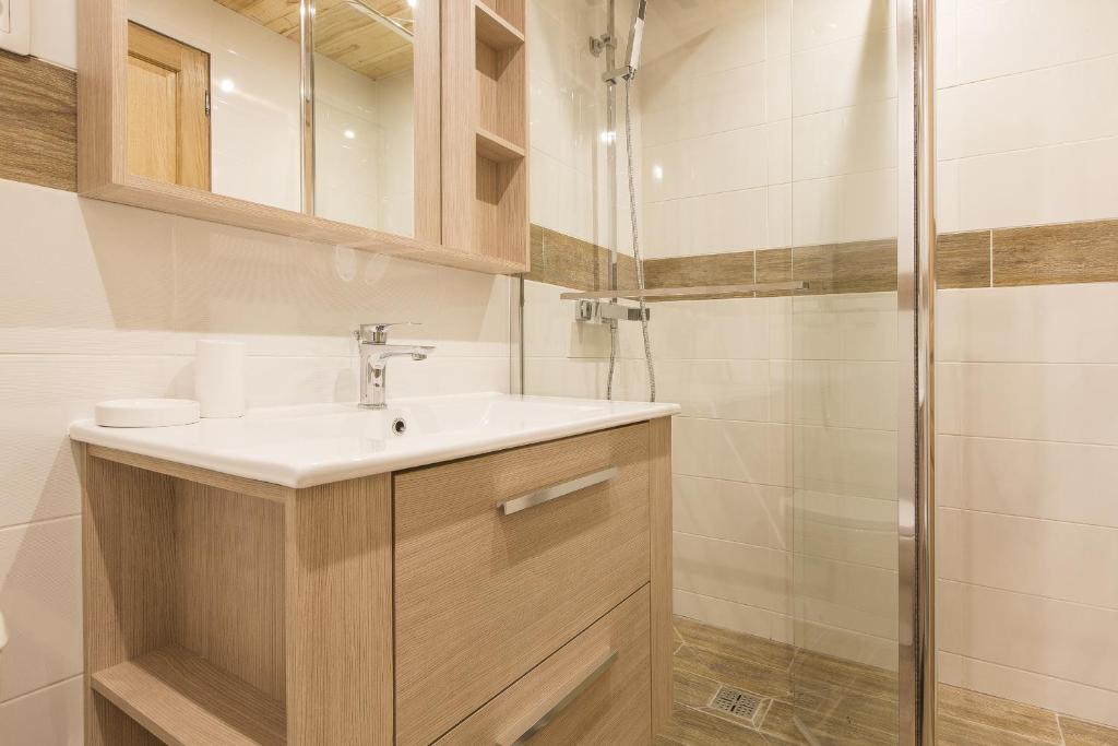 une salle de bain avec un lavabo et une douche dans l'établissement Résidence Le Domaine du Jardin Alpin - Courchevel 1850, à Courchevel