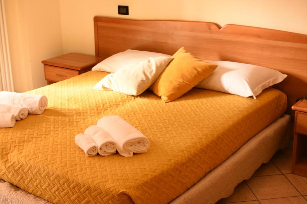 une chambre avec un lit avec des serviettes dessus dans l'établissement Hotel La Perla Preziosa, à Grottammare 32 autres photos