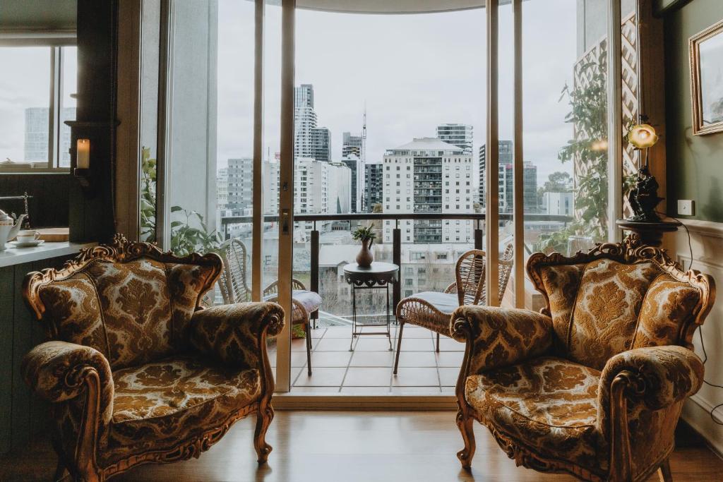 Elegant apartment with balcony and free parking Image
