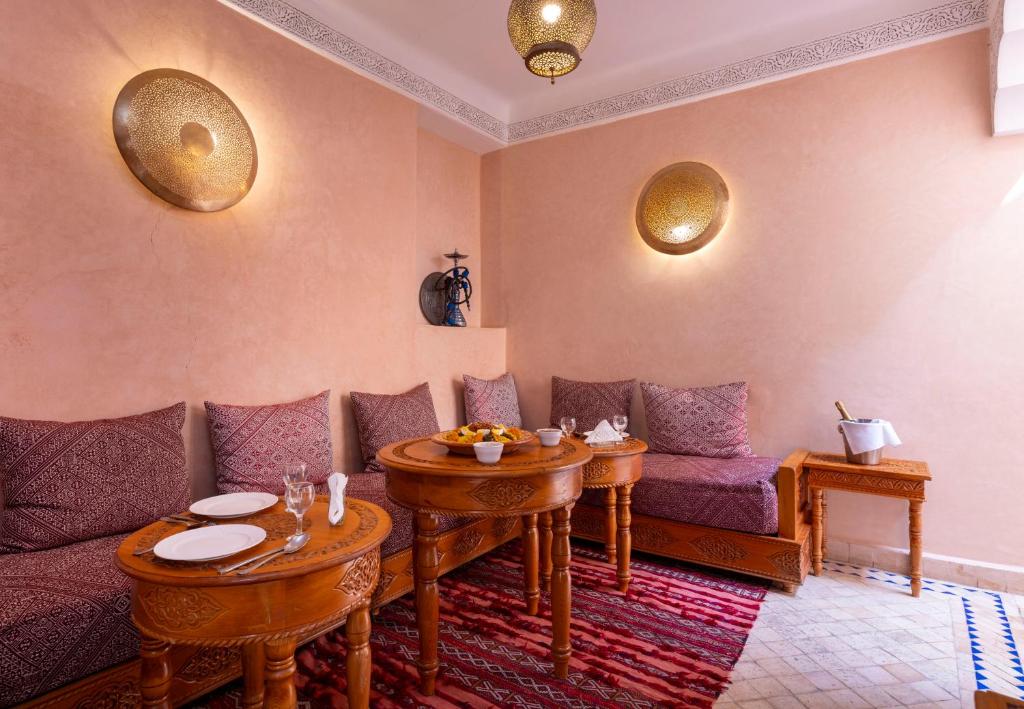 un salon avec un canapé et une table dans l'établissement Riad Arbre Bleu, à Marrakech