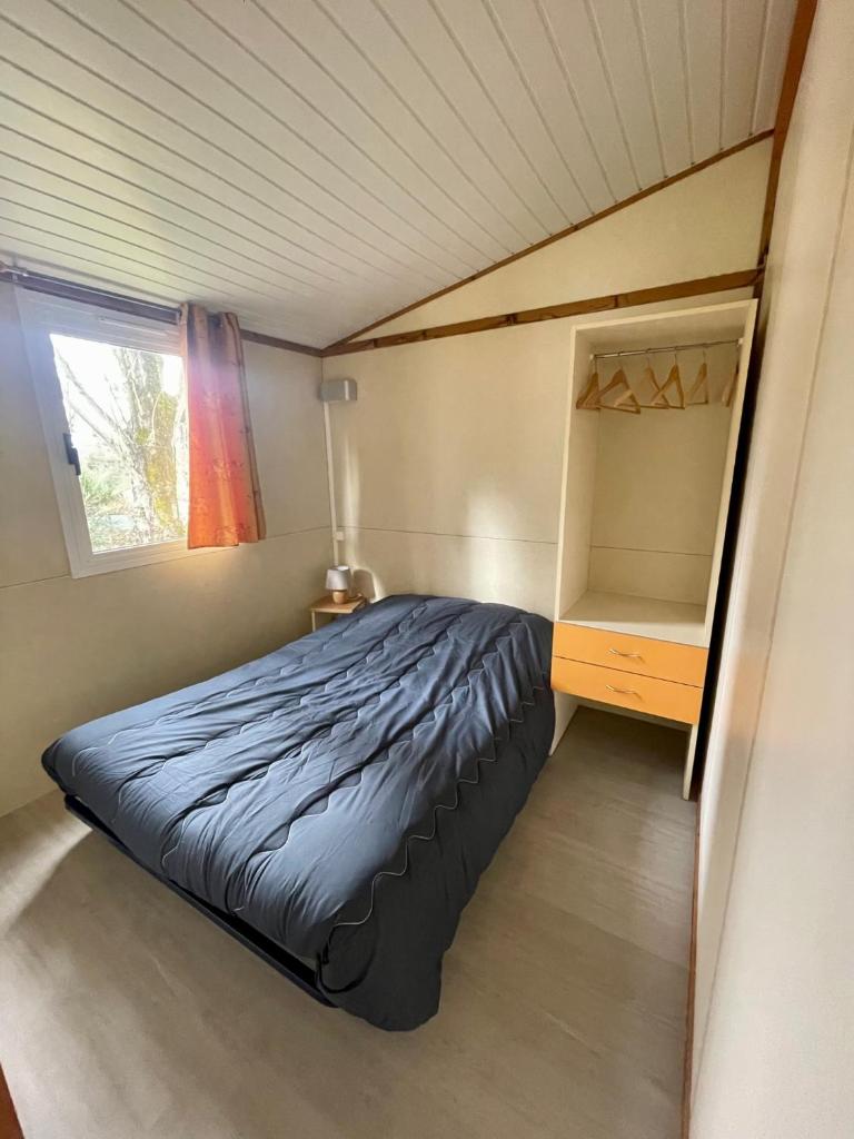 une petite chambre avec un lit et une fenêtre dans l'établissement Flower Camping La Pibola, à Camon 37 autres photos