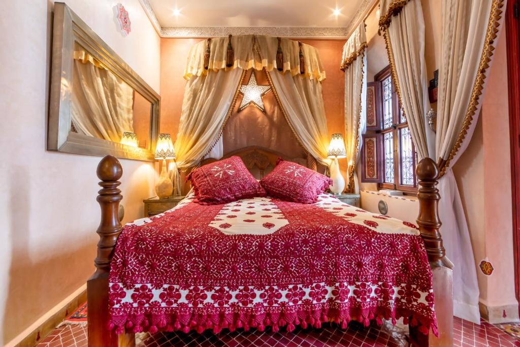 - une chambre avec un lit doté d'un couvre-lit rouge dans l'établissement Riad Hikaya, à Marrakech