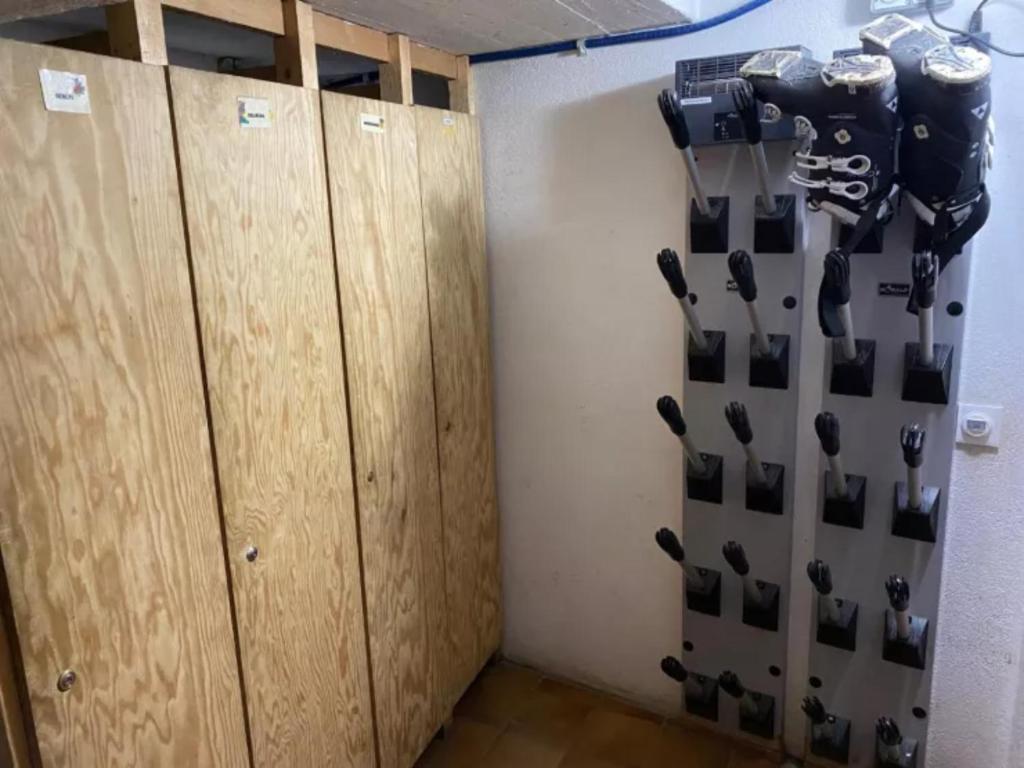 une chambre avec un tas de couteaux suspendus sur un mur dans l'établissement Le Rhododendron, à La Plagne Tarentaise
