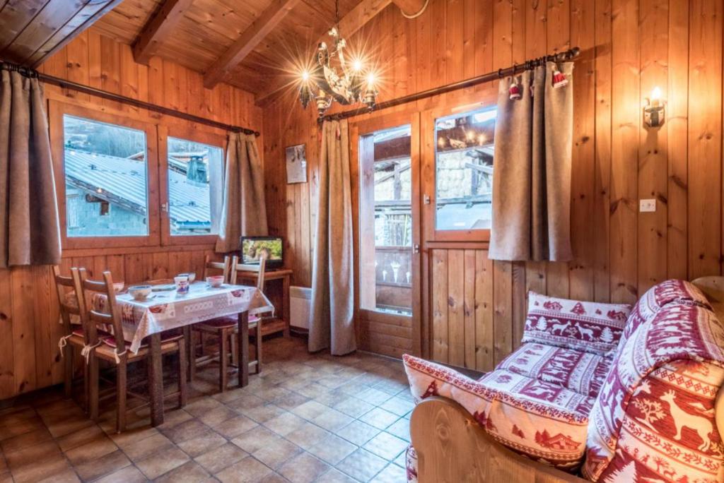 - une salle à manger avec une table dans une cabine dans l'établissement L'edelweiss, à La Plagne Tarentaise