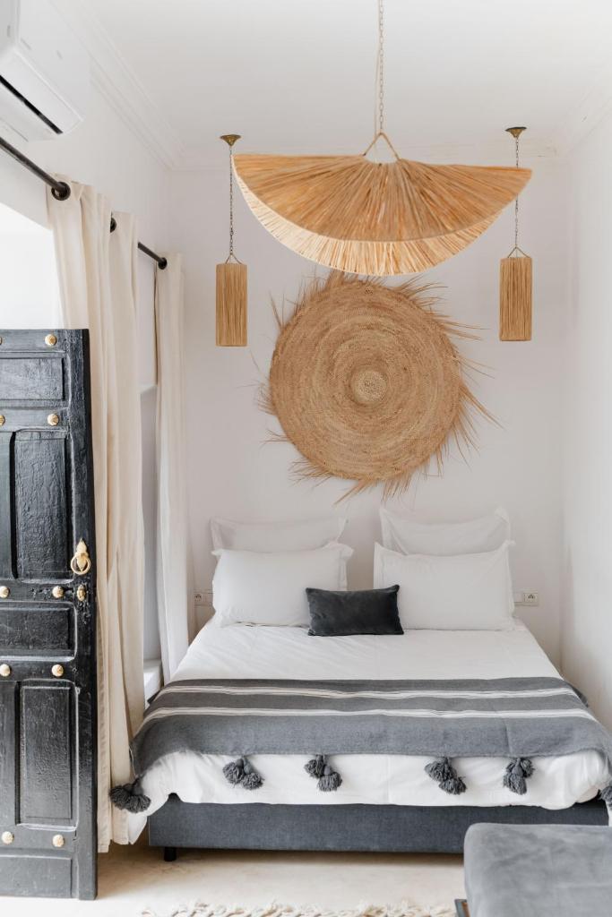 - une chambre avec un lit et une décoration suspendue dans l'établissement Riad 27 & SPA entièrement privatisé, à Marrakech 37 autres photos