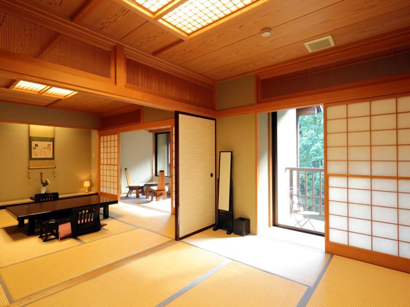 une chambre avec une table et une fenêtre dans l'établissement Kinseikan Seseragi, à Minakami
