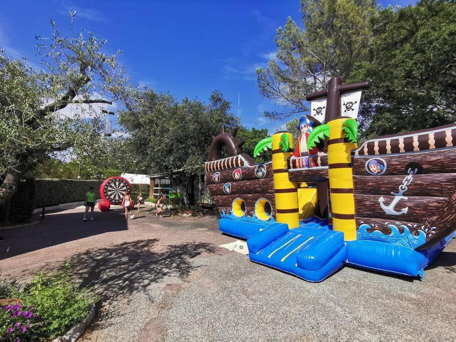 une aire de jeux pour enfants avec une structure ludique colorée dans l'établissement Mobile home 5-pers Camping Leï Suves-Côtes d'Azur-including airco, à Roquebrune-sur Argens