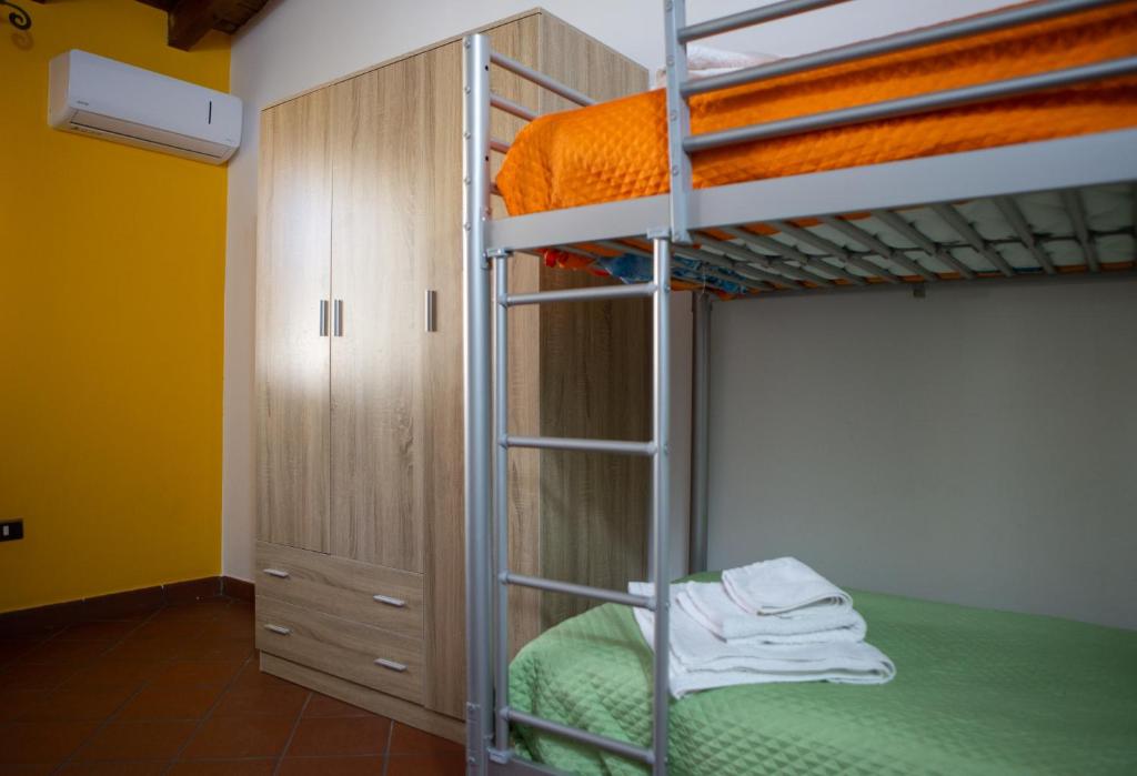 Cette chambre comprend des lits superposés et un placard. dans l'établissement RESORT Valle del Re, à Partinico 99 autres photos