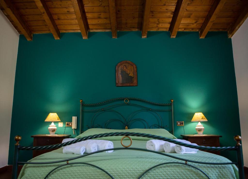 - une chambre verte dotée d'un lit avec un mur vert dans l'établissement RESORT Valle del Re, à Partinico