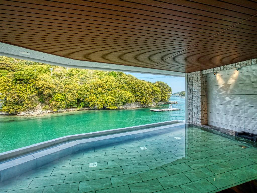 d'un balcon offrant une vue sur la rivière. dans l'établissement Ooedo Onsen Monogatari Premium Toba Saichoraku, à Toba