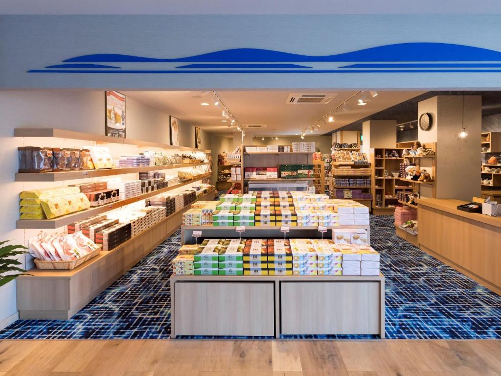 un entrepôt à l'intérieur d'un entrepôt contenant beaucoup de produits dans l'établissement Ooedo Onsen Monogatari Premium Toba Saichoraku, à Toba