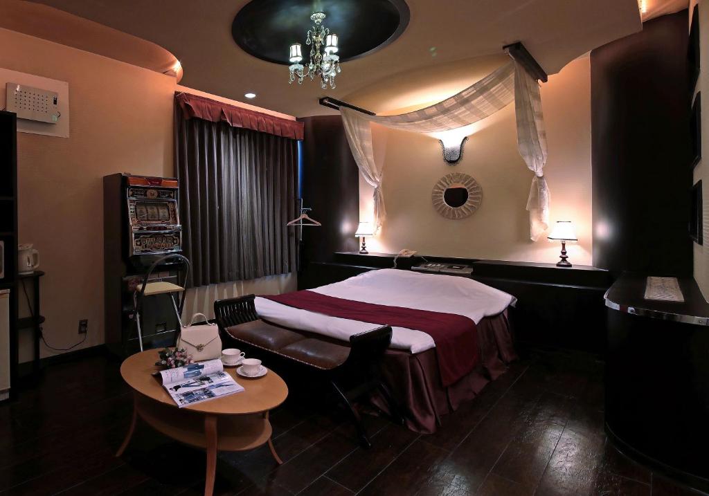 une chambre d'hôtel avec un lit et une table dans l'établissement Hotel Mio Seki Adult Only, à Mukumoto