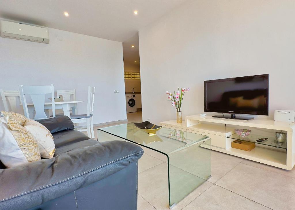 Diana 905. Superb south-facing one-bedroom apartment with amazing sea views. 6
