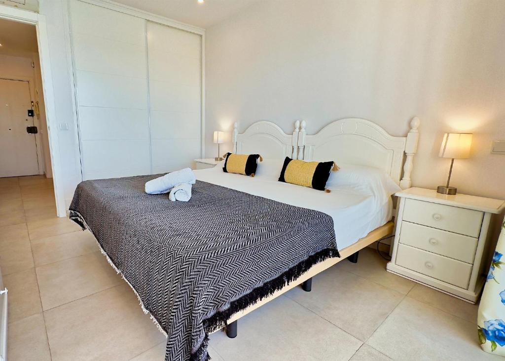 Diana 905. Superb south-facing one-bedroom apartment with amazing sea views. 8
