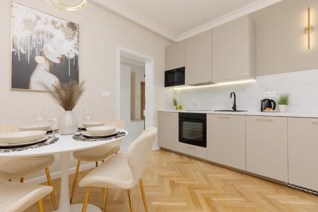 Bright & Elegant Apartment Warsaw by Noclegi Renters 3
