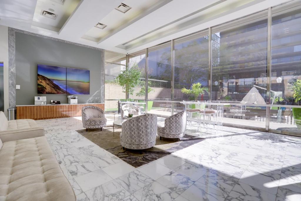 Elegant Apartment for Business Travelers at Crystal City Image