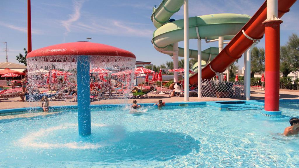 une piscine avec un parc aquatique avec un toboggan aquatique dans l'établissement Hotel Tre Stelle, à Rimini
