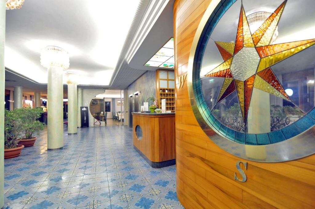 un hall avec une étoile sur le mur dans l'établissement Hotel Oliver, à Caorle