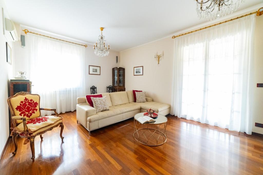 un salon avec un canapé et une table dans l'établissement Villa Rita Taormina, à Taormine